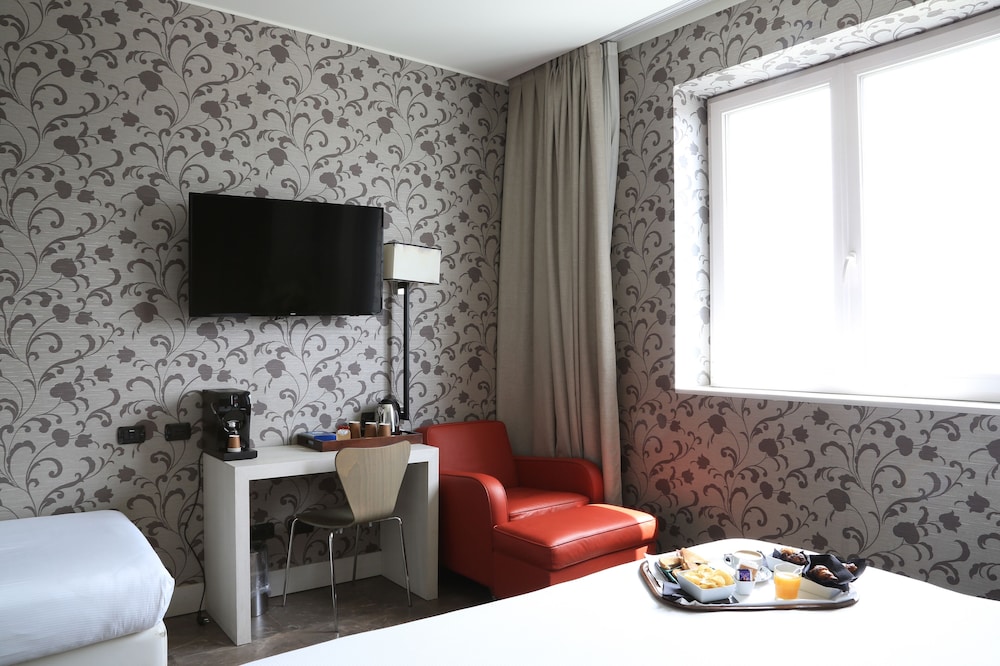 Triple Room (1 king bed and 1 single)