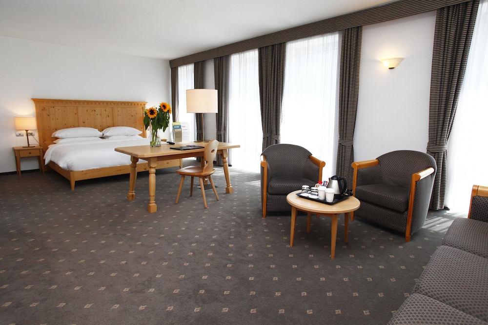 Suite, 1 King Bed - Photo 3