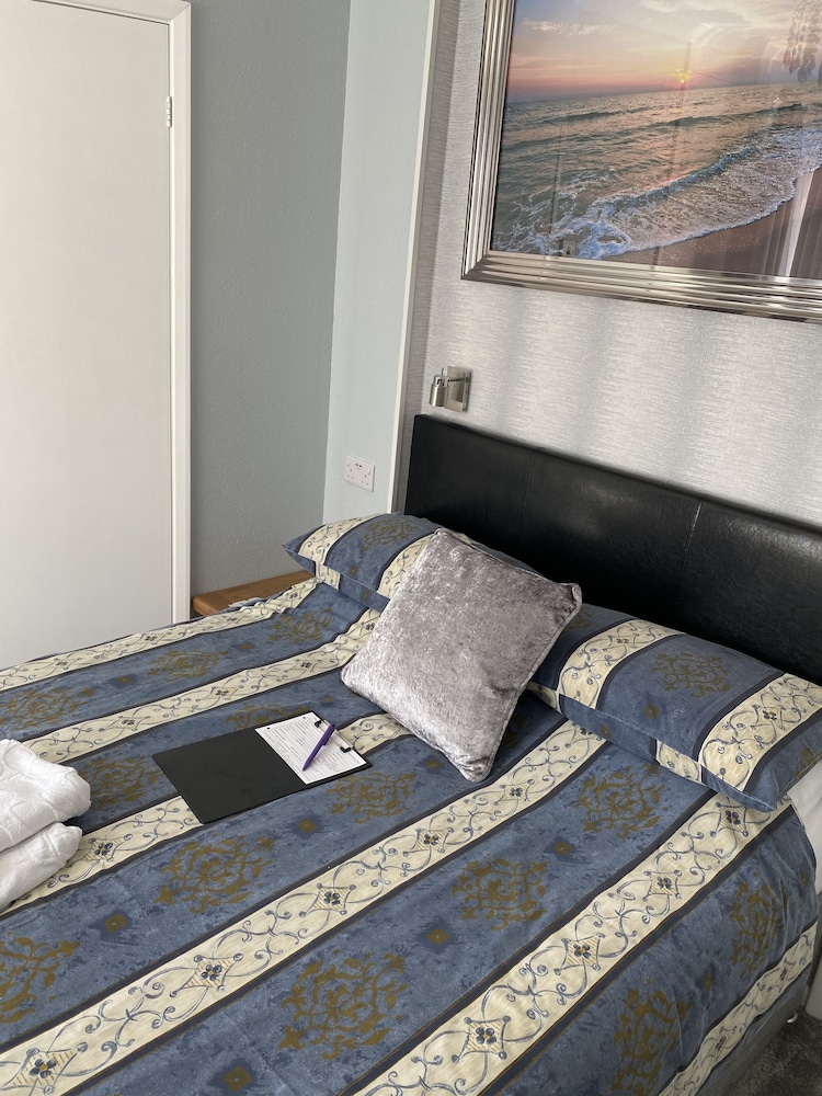 Basic Double Room, Ensuite photo 3