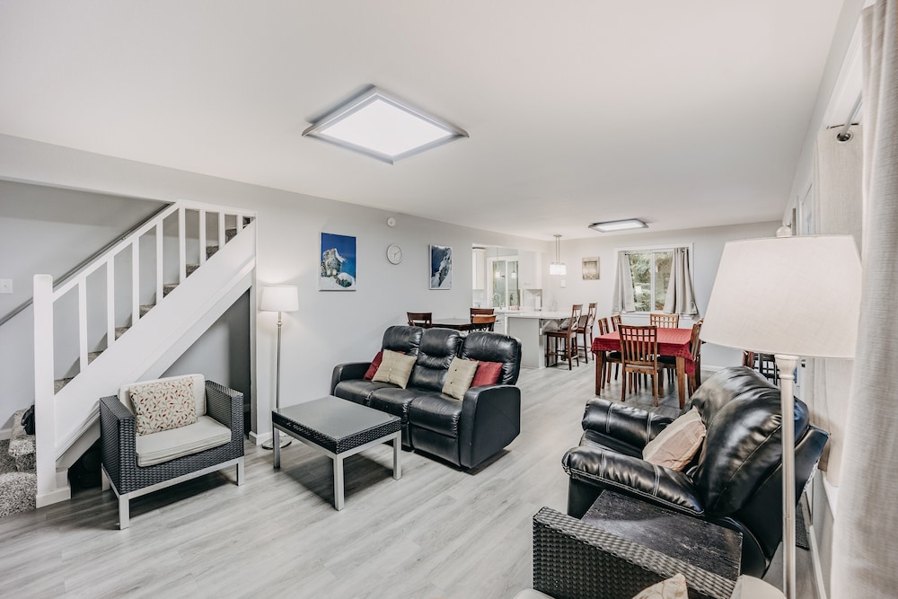 House, 3 Bedrooms, Balcony, Mountain View photo 1
