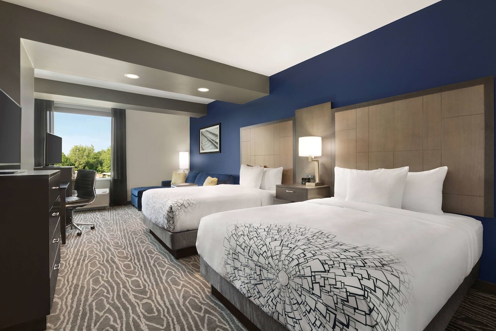 Deluxe Room, 2 Queen Beds, Non Smoking photo 2