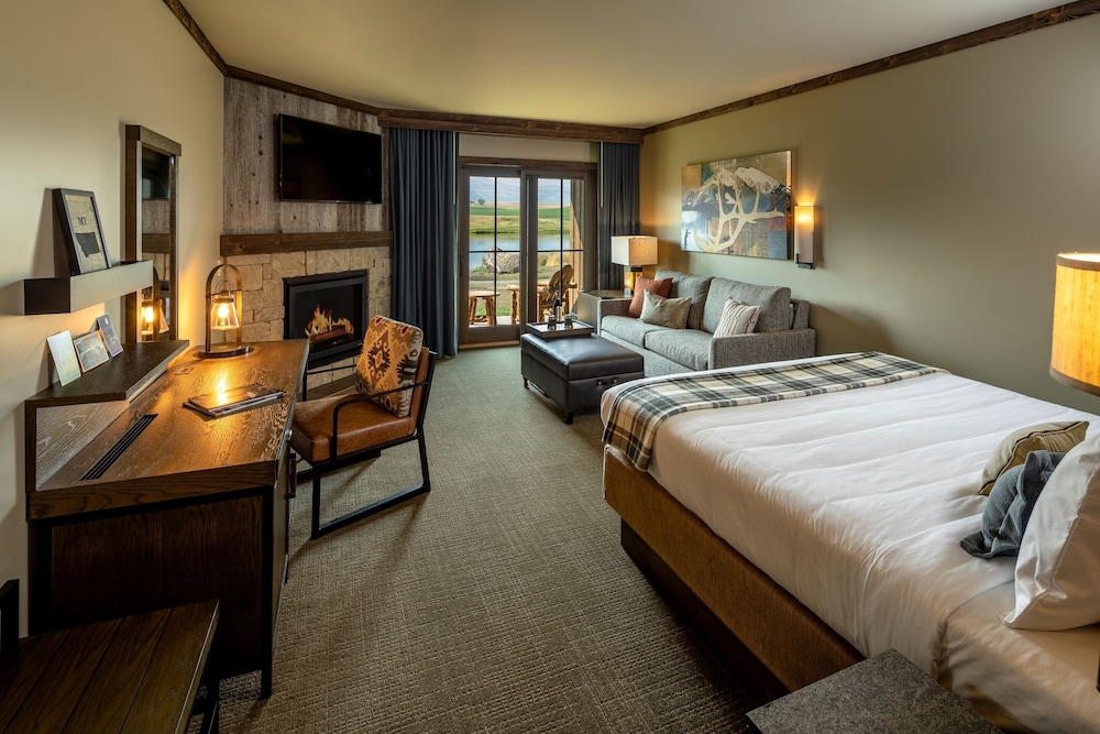 Deluxe Room, 1 King Bed with Sofa bed photo 1