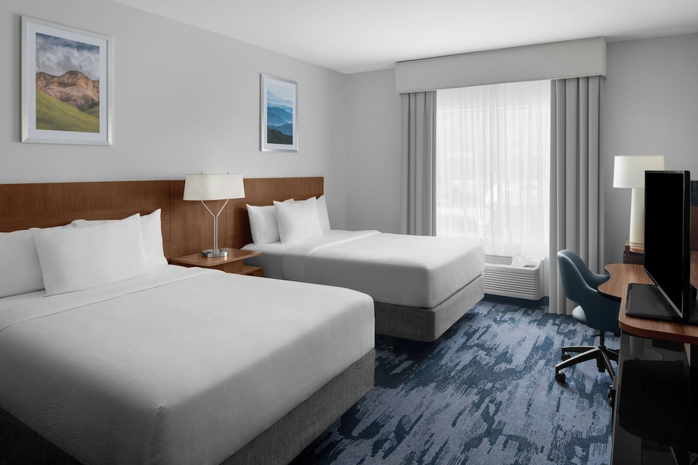 Room, 2 Queen Beds (Mobility/Hearing Access, Roll-in Shwr) photo 2