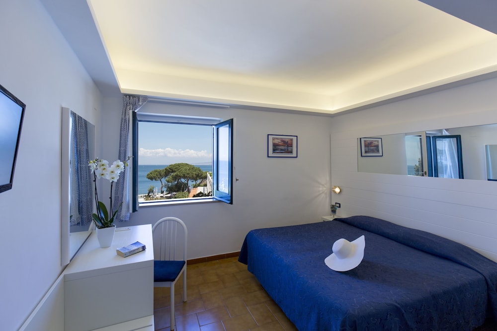 Standard Double or Twin Room, Sea View - Photo 3