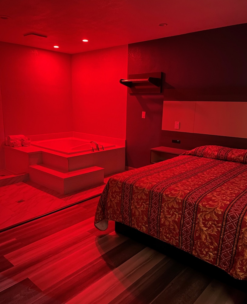 Honeymoon Room, Jetted Tub photo 3