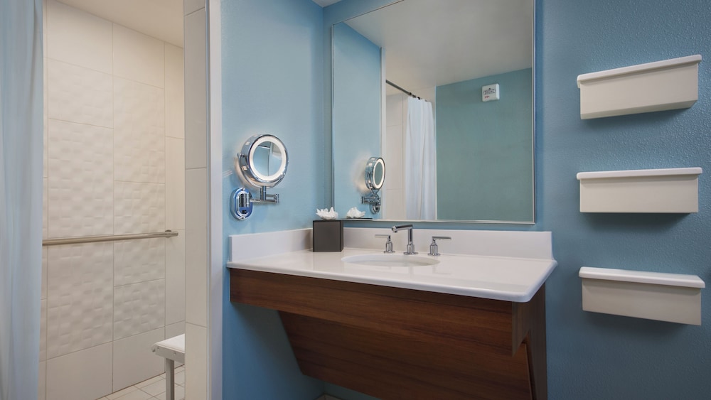Preferred Room. Wheelchair accessible with roll-in shower and option for hearing accessibility. 1 ki - Photo 4