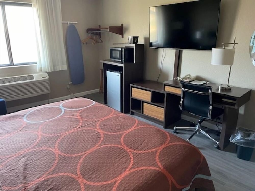 Room, 1 King Bed, Non Smoking - Photo 2