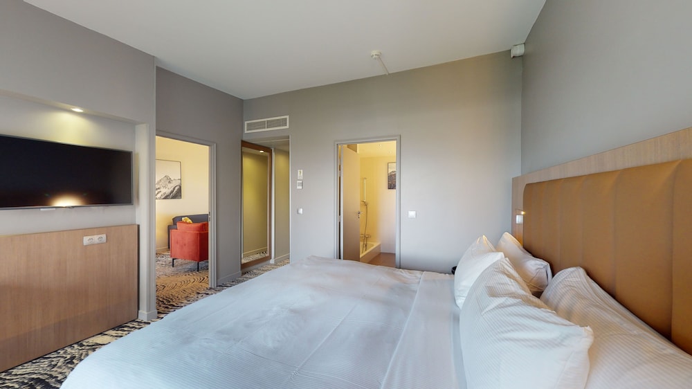 Suite, 1 King Bed, Terrace - Photo 10
