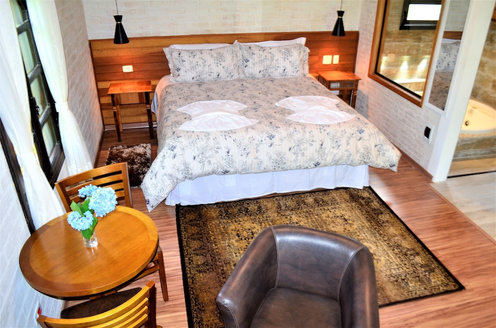 Design Suite, 1 King Bed, Jetted Tub, Garden Area photo 2