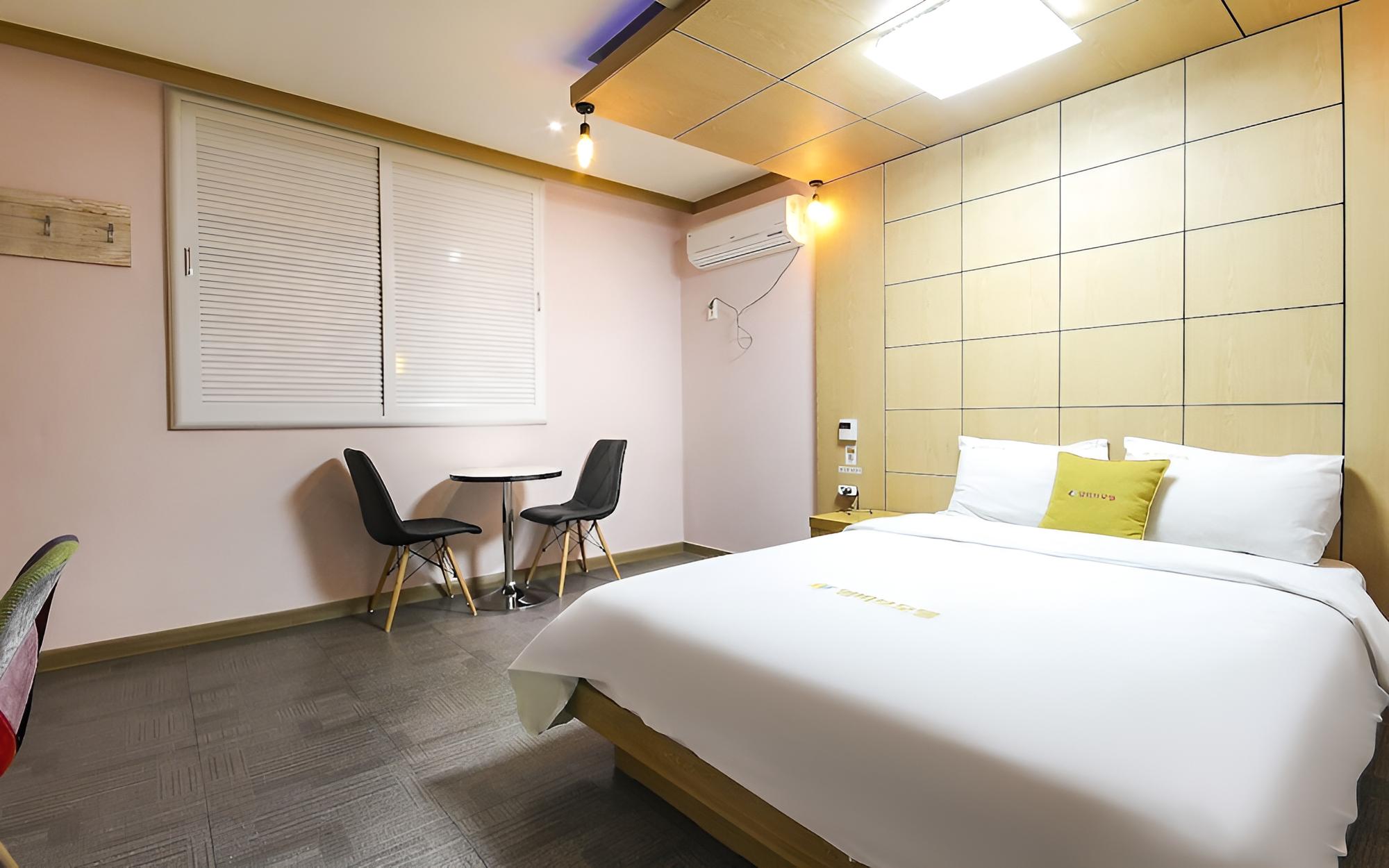 Room (Standard Room - Air Purifier (Netflix) - Photo 20