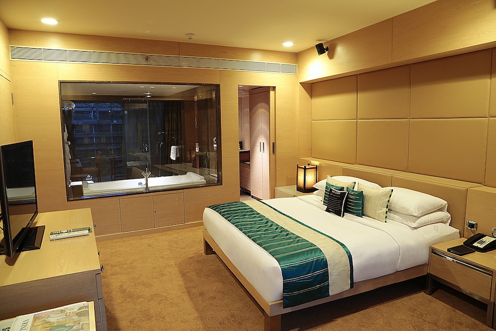 Earth Lagoon View Room with Private Balcony - King Bed