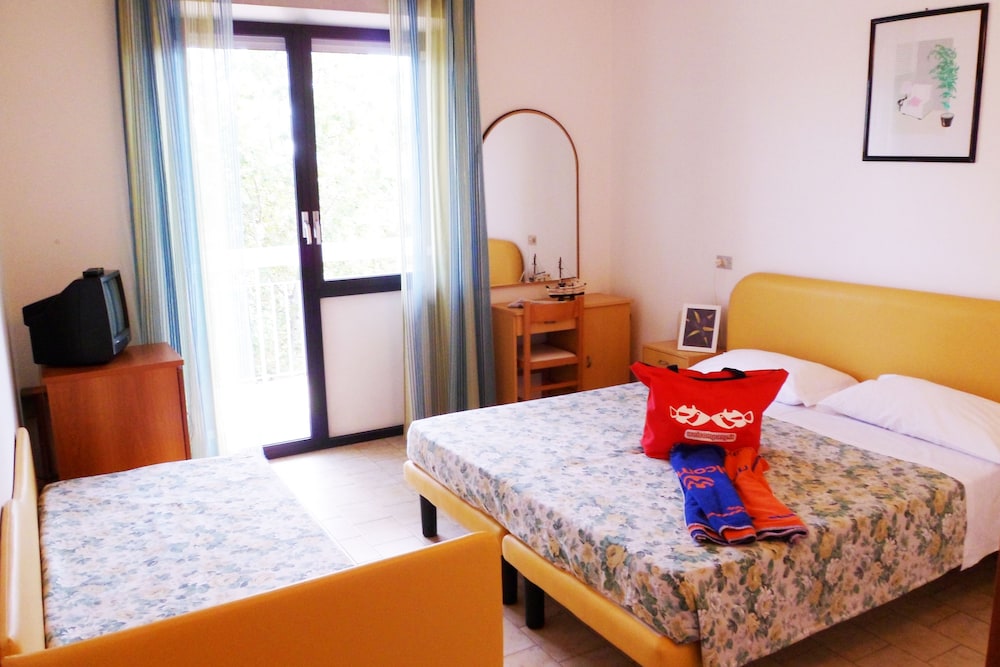 Economy Double Room photo 2