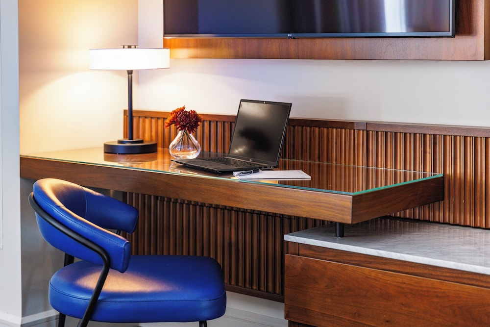 Suite, Mountain View (ADA) - Photo 18