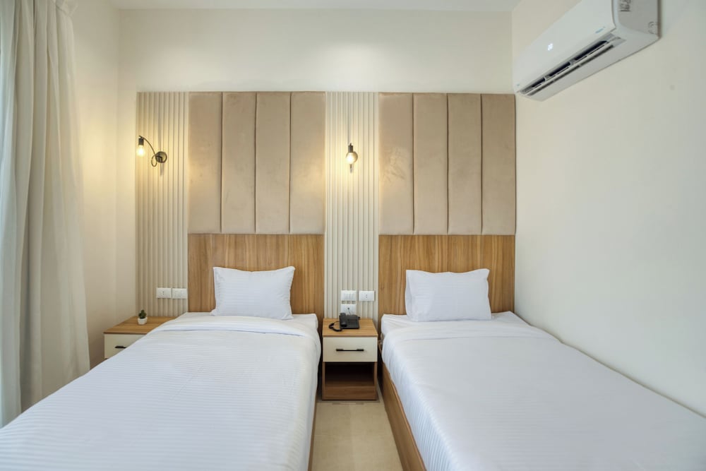 Superior Twin Room, Balcony, Pool View photo 3