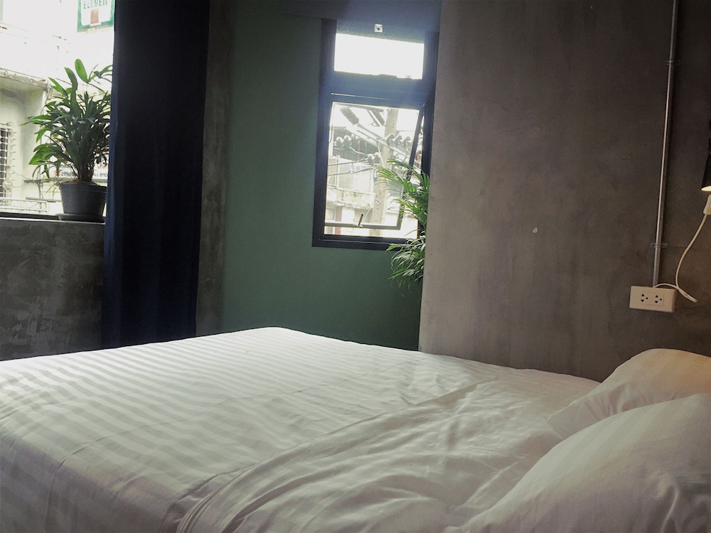 Signature Double Room, 1 Double Bed, Shared Bathroom photo 1