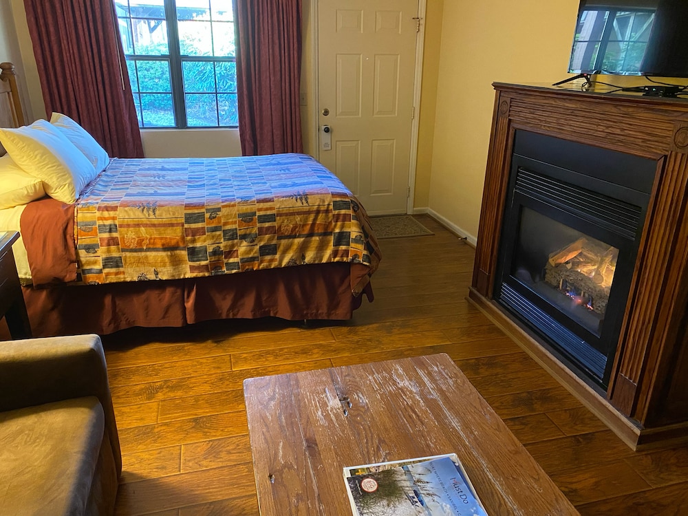 Creekside with Fireplace Room photo 3