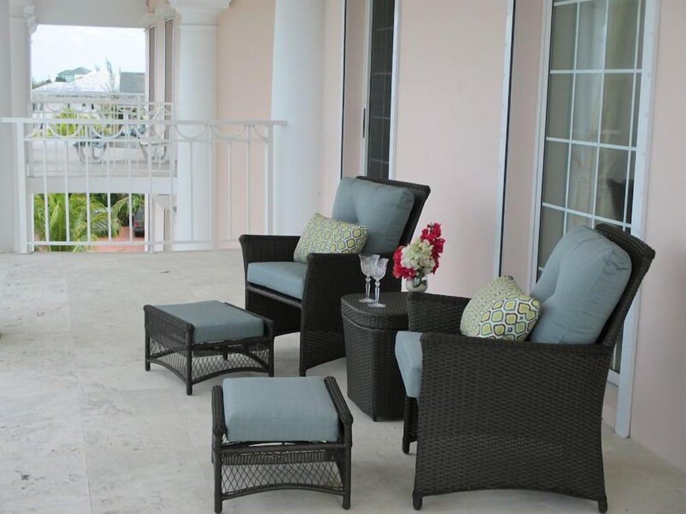 Emerald (Luxury,Ocean & Pool View, Balcony)