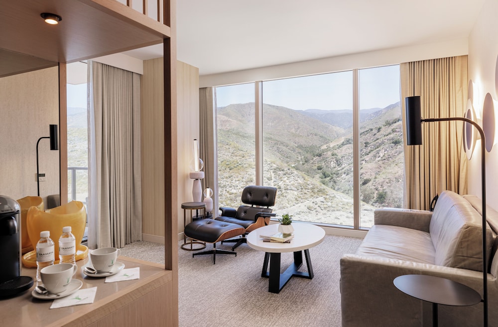 Executive Suite - Photo 1