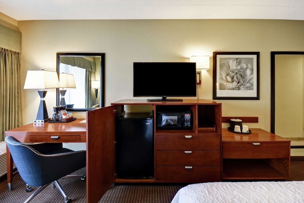 Room, 2 Queen Beds, Refrigerator & Microwave - Photo 1