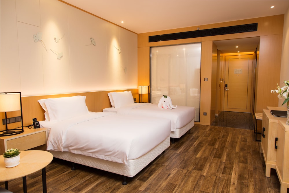 Deluxe Room with King Bed photo 2
