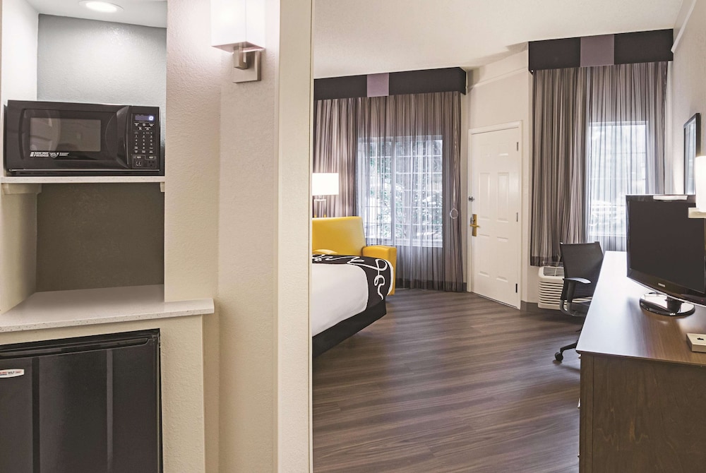 Room, 1 King Bed, Non Smoking photo 3