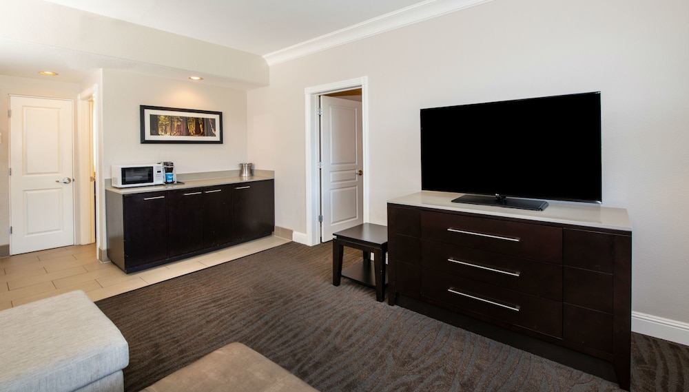 Suite, 1 Bedroom, Accessible (Hearing) - Photo 1