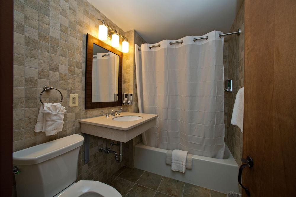 Premium Room, 2 Queen Beds - Photo 2