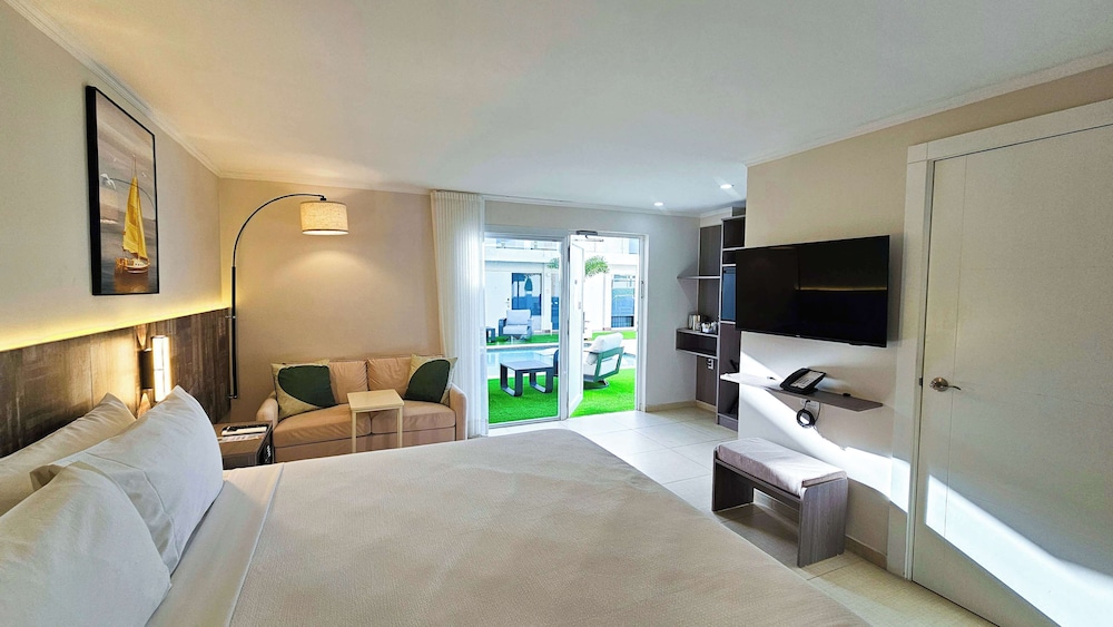 Standard Room, 1 King Bed, Non Smoking, Pool View