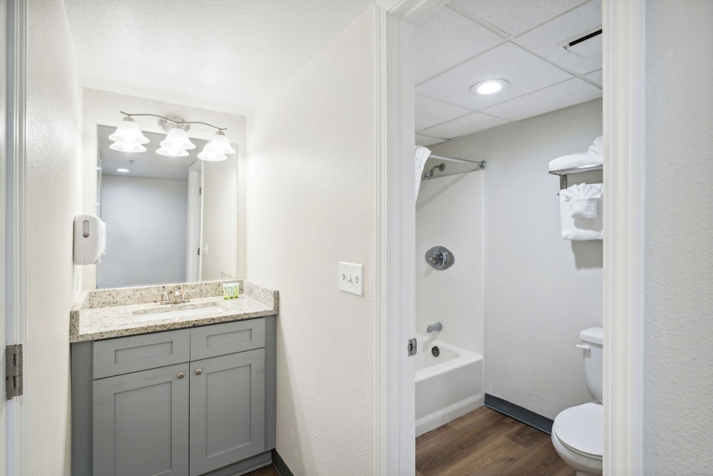 Room, 2 Queen Beds, Kitchen, Beachfront (Walkout, Split Accommodations) - Photo 7
