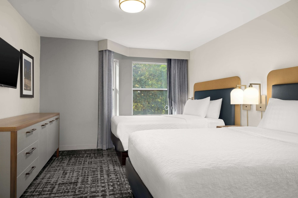 Suite, Accessible, Bathtub (1 Kingbed and 2 Doublebeds) photo 2