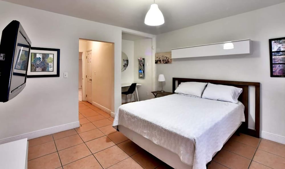 Trendy Vibrant Chic One bedroom with One Queen Bed photo 2