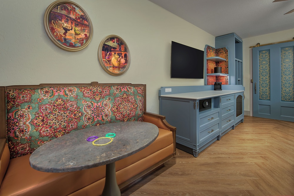 Garden View. Hearing accessible - visual alarms and notifications. 2 queen beds. photo 2