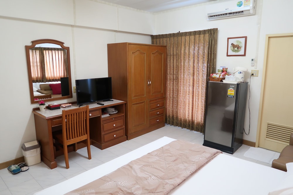 Deluxe Room, 1 King Bed, Bathtub, City View photo 3