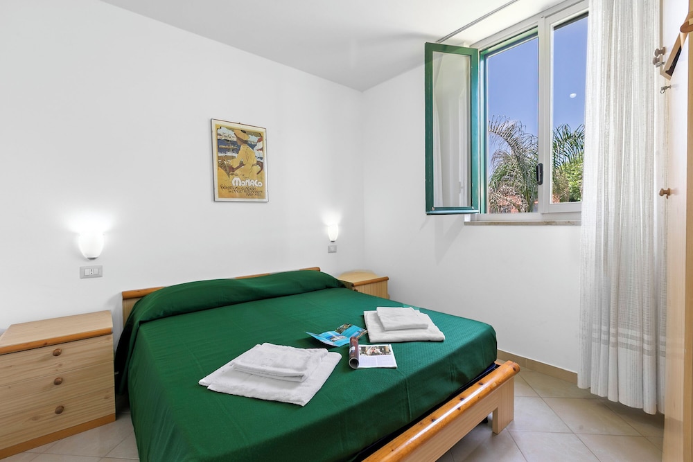 Family Apartment, Multiple Bedrooms, Sea Facing (Le Onde Apartment 6 with Pool n.116/b)