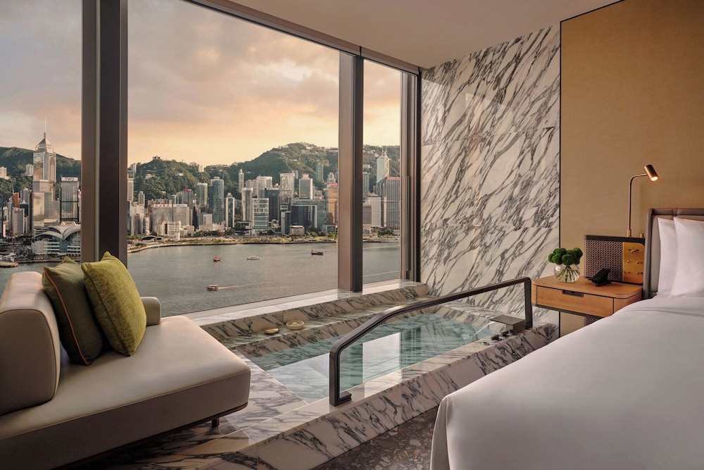 1 King Premium Victoria Harbour View Plunge bath