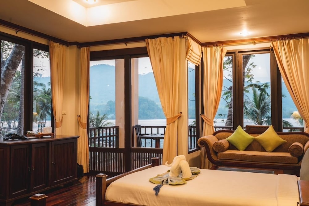 Beachfront Sea View Twin Room - Photo 1