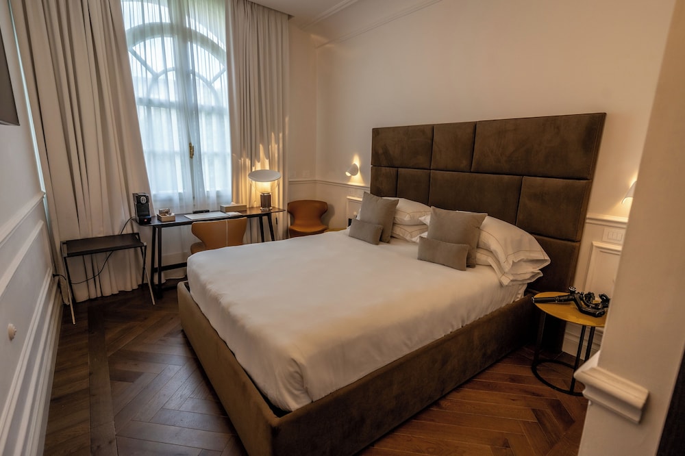 Classic Double Room, Garden View, Annex Building thumbnail 6