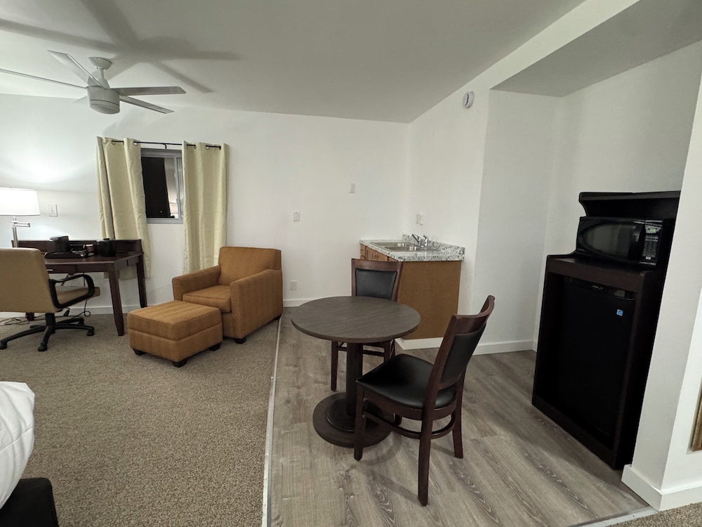 Elite Room, 1 King Bed, Kitchenette photo 3