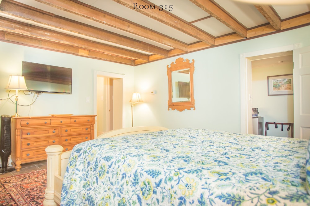 Room, 1 King Bed (315), Stairs Required photo 1