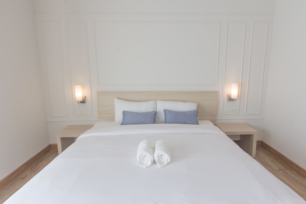 Deluxe Room, 1 King Bed - Photo 6
