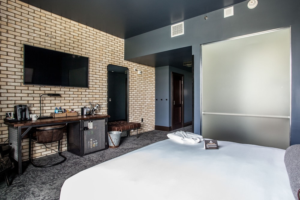 Traditional Room, 1 King Bed, Accessible photo 2