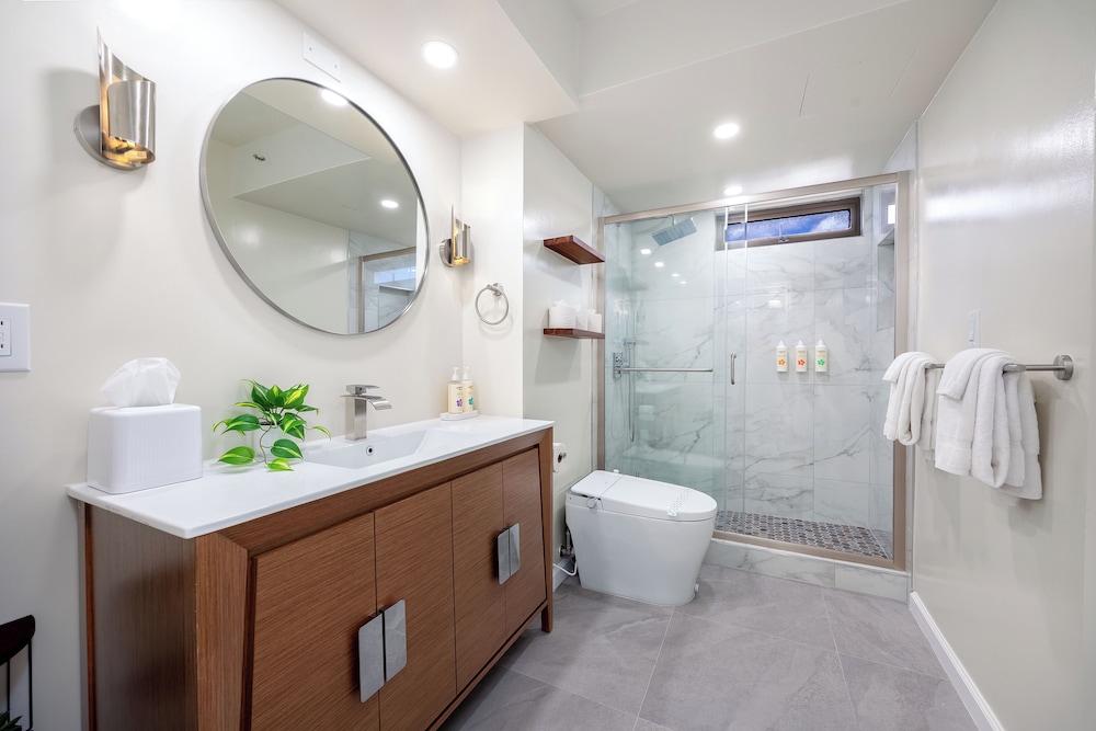 Premium Remodeled Condo with Ocean View and Parking: Premium Suite, 1 King Bed, Air conditioning, Ocean View (0194) photo