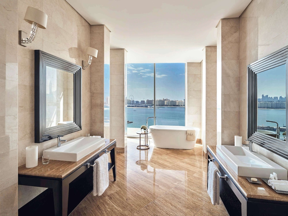 Grand Suite, 1 Double Bed (Penthouse - Executive) thumbnail 6