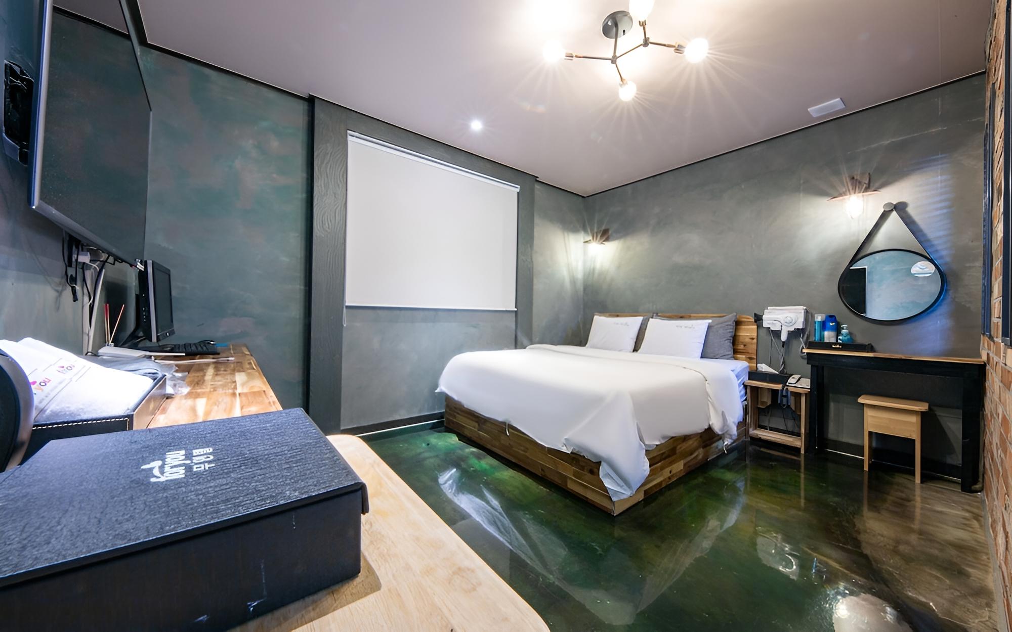Room (Semi-Special Room)