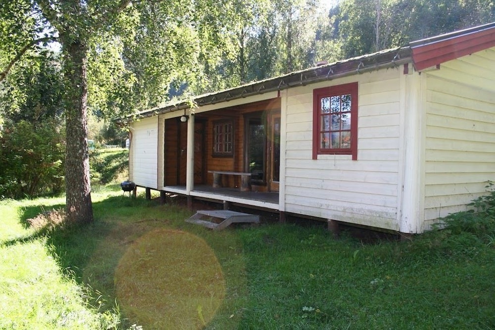 House, 4 Bedrooms - Photo 1