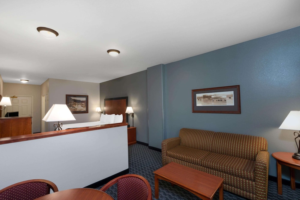 Suite, 1 King Bed, Non Smoking - Photo 1