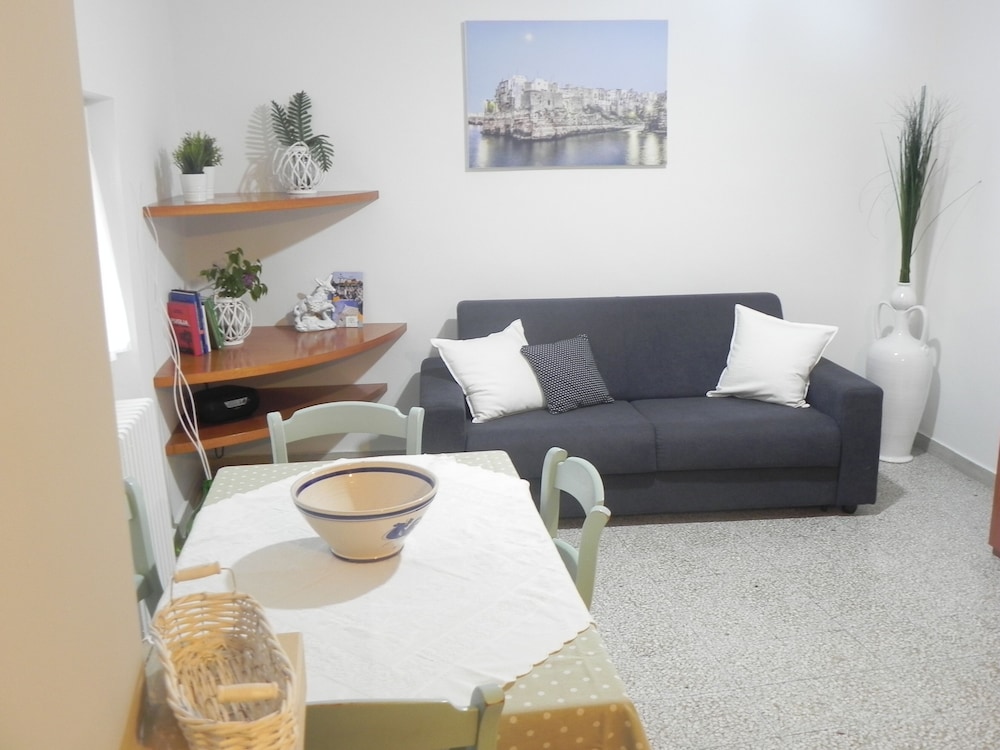 Apartment, 2 Bedrooms, Patio photo 1