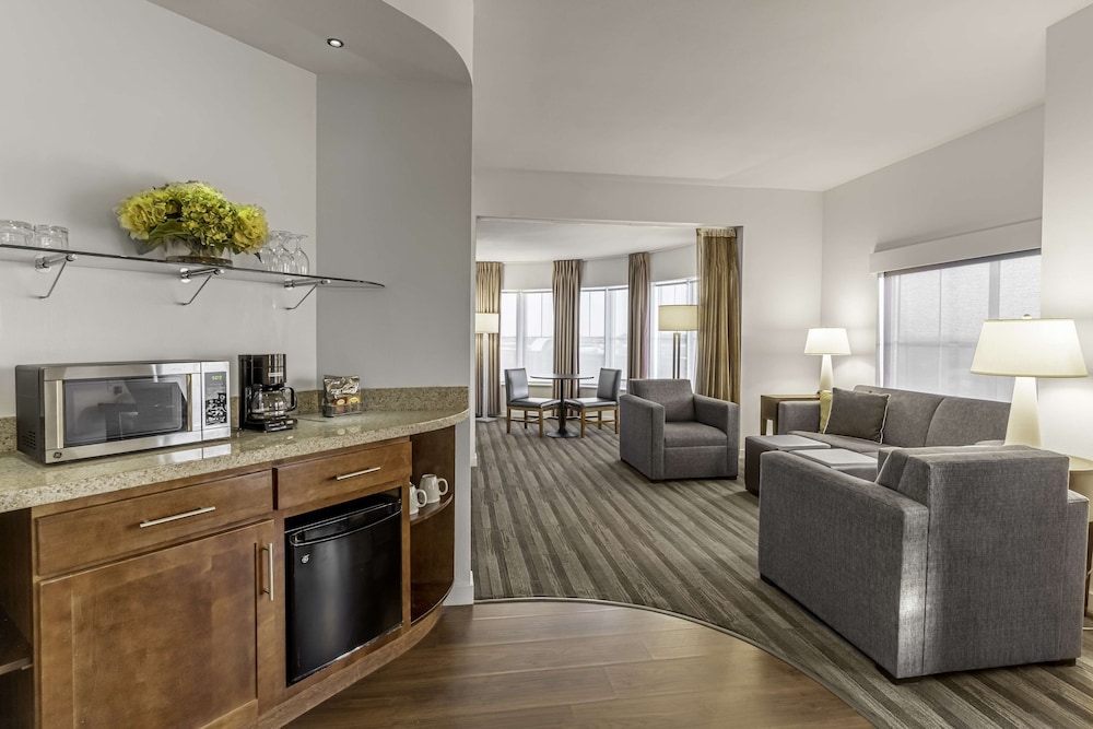 Executive Suite, 1 King Bed, Bathtub, Corner photo 3