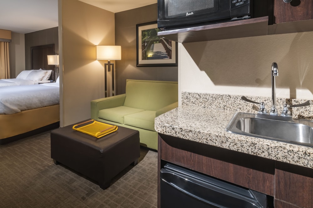 Suite, 2 Queen Beds - Photo 3