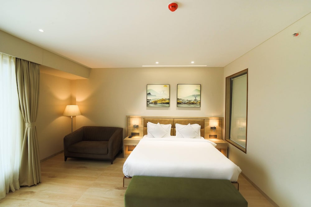 Deluxe Room with Balcony - Photo 2
